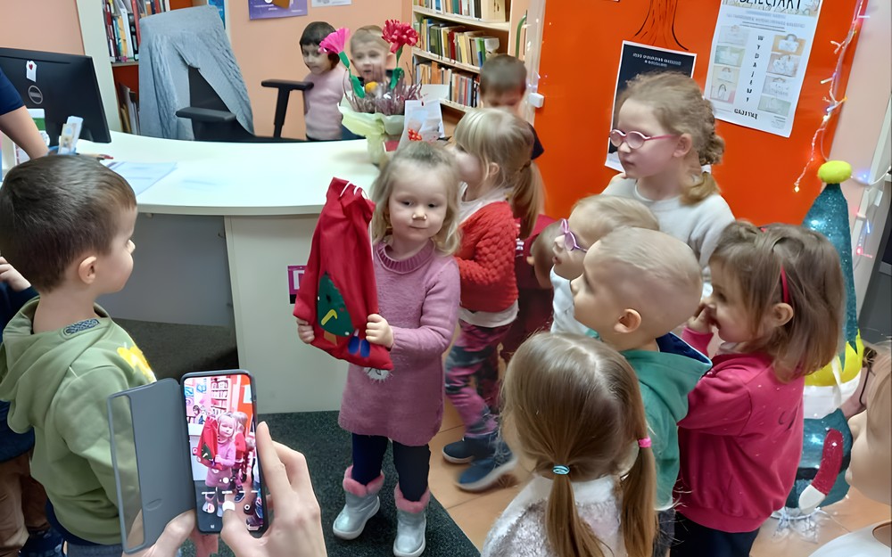 Odnaleziony prezent przez przedszkolaków