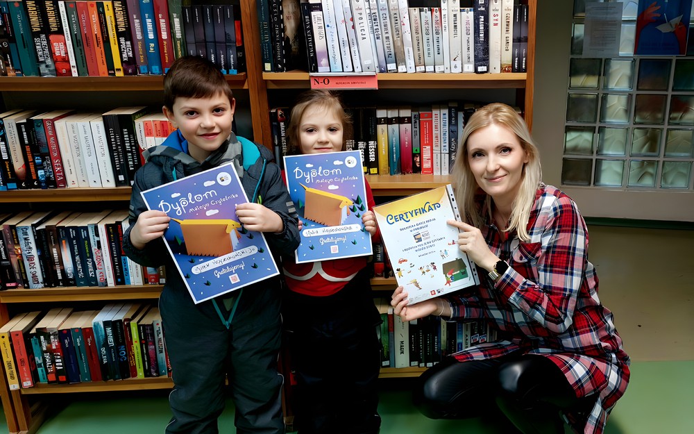 Dzieci pozują z dyplomem