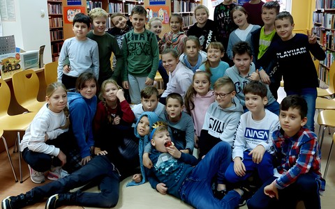 Uczniowie klasy III d pozują do wspólnego zdjęcia w bibliotece