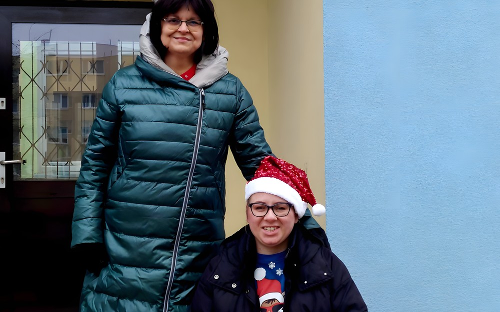 Wiola i Gosia pozują na tle wejścia do Żłobka Skrzat