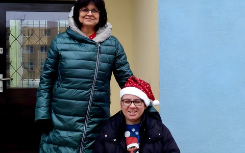 Wiola i Gosia pozują na tle wejścia do Żłobka Skrzat