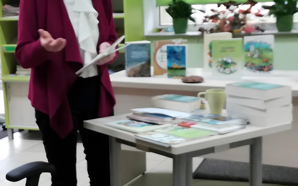 Stanisława Schreuder w bibliotece