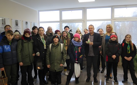 Dyrektor KBP Dariusz Pawlikowski oraz Zastępca Dyrektora Beata Sawa-Jovanoska z harcerkami i harcerzami ZHP w Koszalinie.