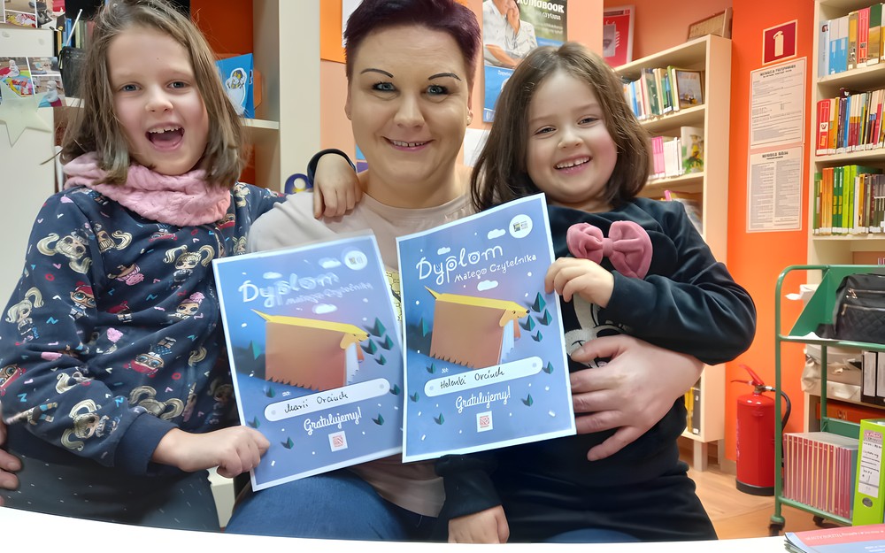 Bibliotekarka z dziećmi Marysią i Helą, które ukończyły akcję Mała Książka Wielki Człowiek i otrzymały dyplomy!!!!