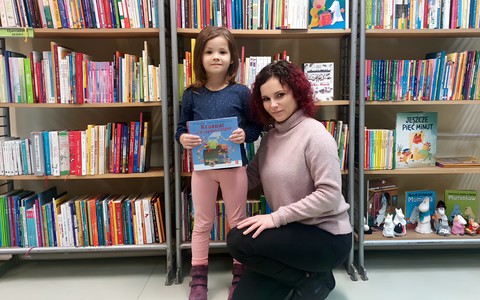 Hania pozuje z książęczką