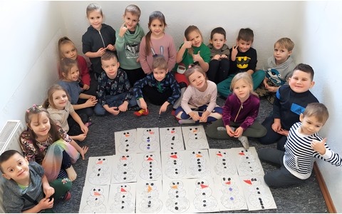 Grupa Mali Odkrywcy ze swoimi kudłatymi bałwankami