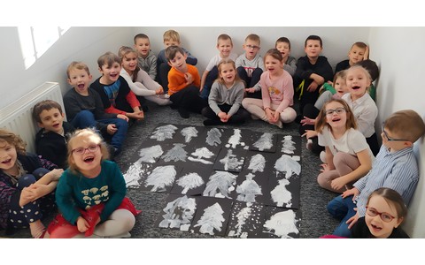 Grupa Pszczółki z samodzielnie wykonanymi pracami