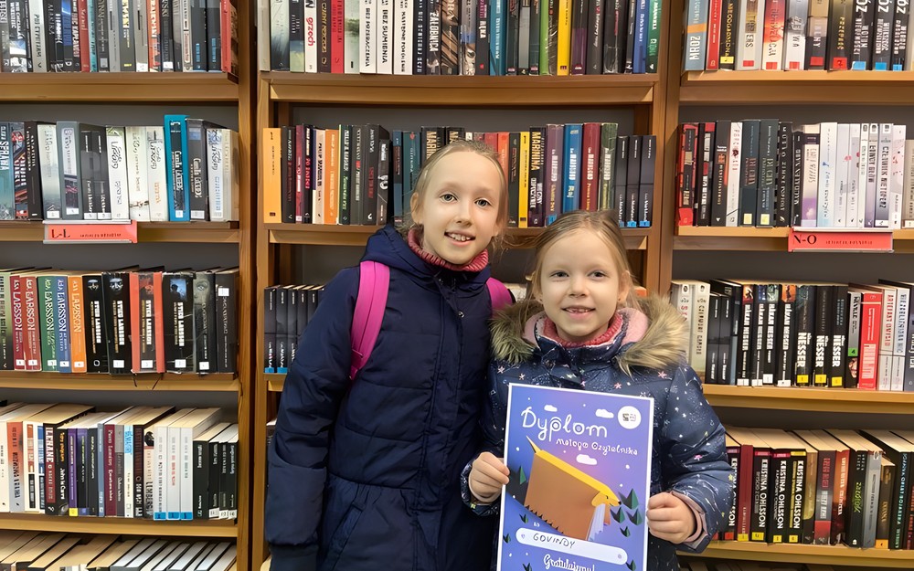 Govinda i jej siostra prezentują dyplom