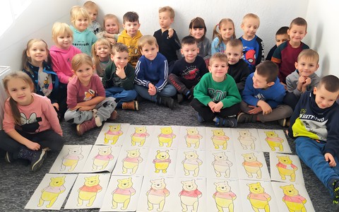 Grupa Biedronki ze swoimi pracami plastycznymi