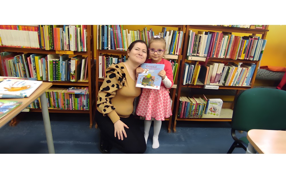 dziewczynka z bibliotekarką  pozuje do zdjęcia z pakietem Mała książka, Wielki człowiek