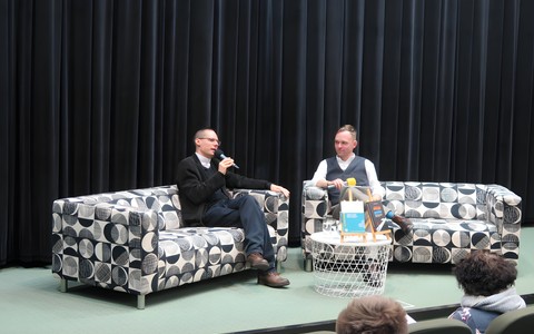 ks. Remigiusz Szauer podczas dyskusji z Arkadiuszem Wilmanem