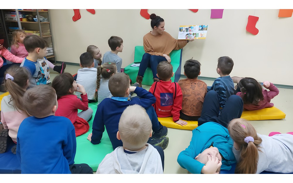 Bibliotekarka czyta dzieciom książkę
