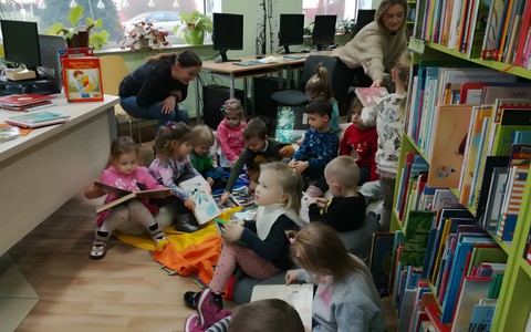 Dzieci oglądają książki