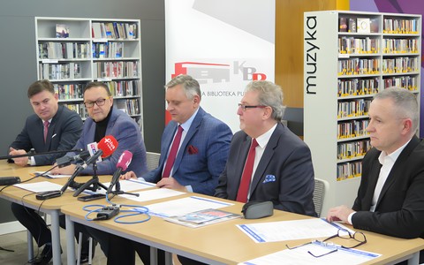 Robert Grabowski, Dariusz Pawlikowski, Piotr Jedliński, Przemysław Krzyżanowski i Michał Misiurny podczas konferencji.