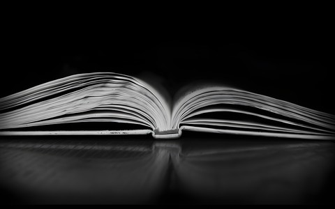 Zdjęcie książki na czarnym tle