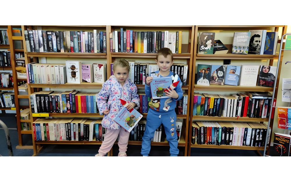 dzieci pozują do zdjęcia z pakietem "Mała Książka, Wielki Człowiek"