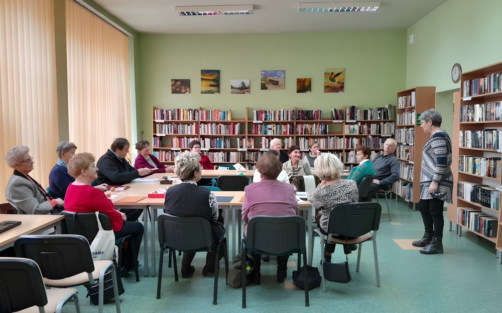na zdjęciu Wanda Budnik rozpoczyna spotkanie