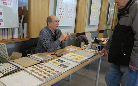 Kolekcjoner przedstawia swoje zbiory.