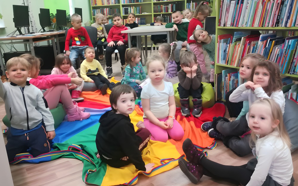 Dzieci podczas wizyty w bibliotece