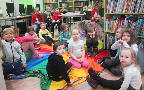 Dzieci podczas wizyty w bibliotece