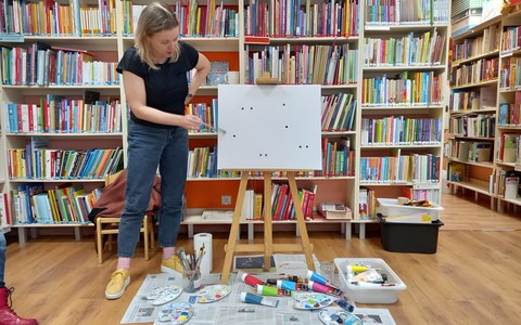 Prowadząca podczas tłumaczenia zadania.