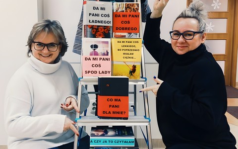 Na zdjęciu Gosia, Wiola i Ewa stoją obok drabiny, na której ustawione są książki