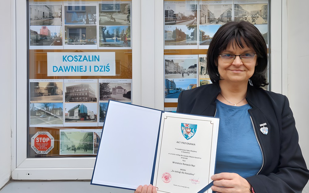 Na zdjęciu Wiola z aktem przyznania medalu ZA ZASŁUGI DLA KOSZALINA