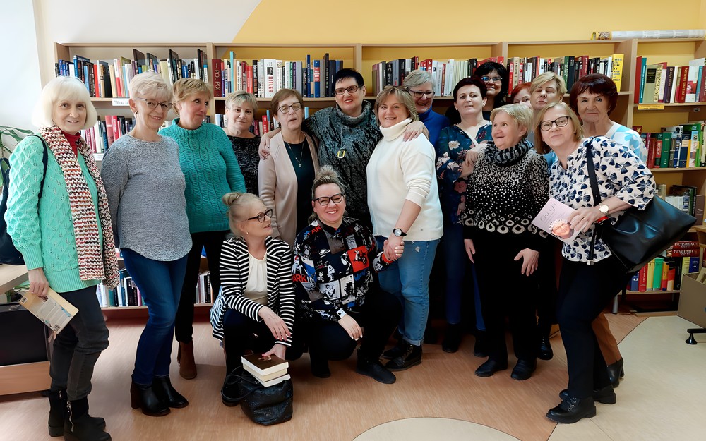 Na zdjęciu Danuta Rogalska z czytelniczkami w czytelni Filii nr 6
