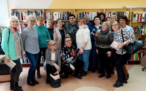 Na zdjęciu Danuta Rogalska z czytelniczkami w czytelni Filii nr 6