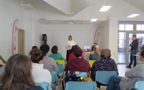 Prowadząca podczas prelekcji