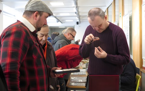 Uczestnik Giełdy Kolekcjonerskiej ogląda eksponat.