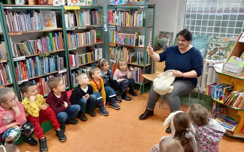 Bibliotekarka czyta dzieciom książkę