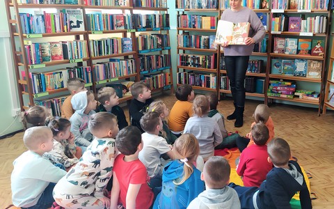 Czytamy książkę Pola w lesie