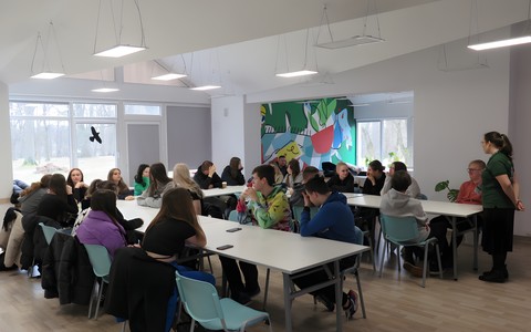 Prowadząca Maria Weronika Kmoch podczas dyskusji z uczestnikami warsztatu