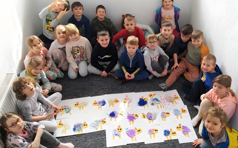 Grupa Pszczółki ze swoimi pracami