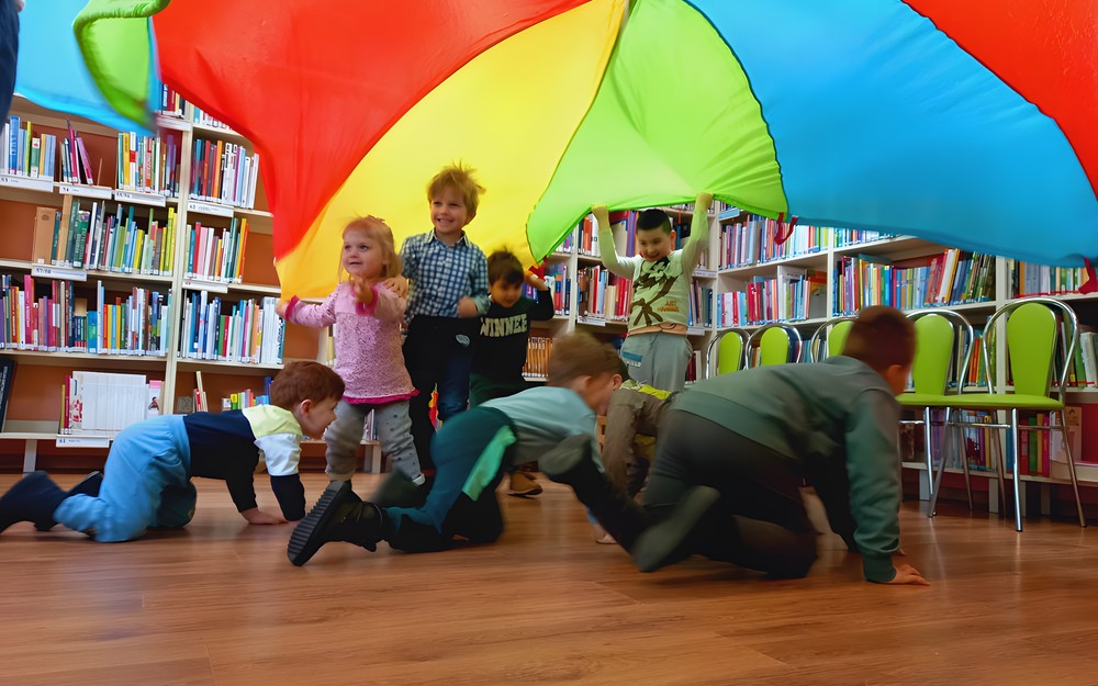 Zabawy z chustą animacyjną z Przedszkolem Kangurek
