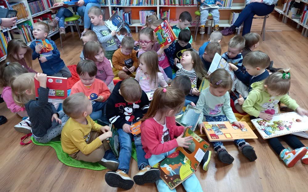 Pierwsza wizyta Biedronek i Motylków w bibliotece