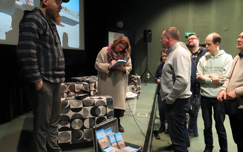 Aga Wrzosek składa autograf w książce