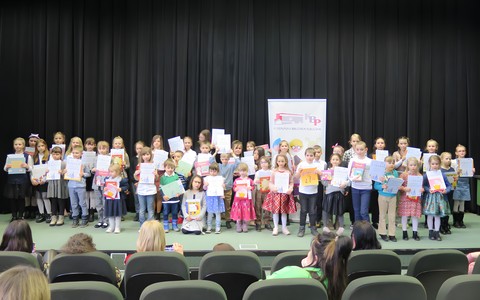 Laureaci konkursu na wspólnym zdjęciu