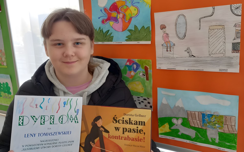 Nagrodzona czytelniczka z odebrana nagrodą i przy swojej pracy plastycznej w galerii Region!!!