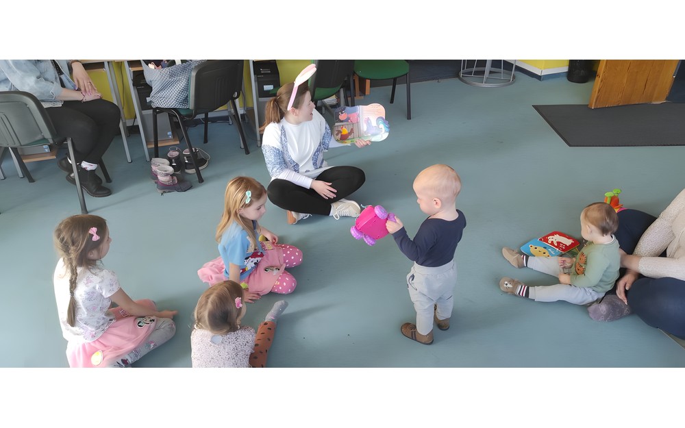 bibliotekarka czyta dzieciom opowiadanie