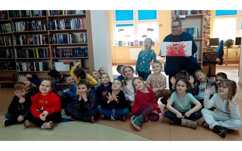 Na zdjęciu grupa przedszkolna ANGLOZUCHY pozuje z Małgosią i książką o Kolorowym Potworze