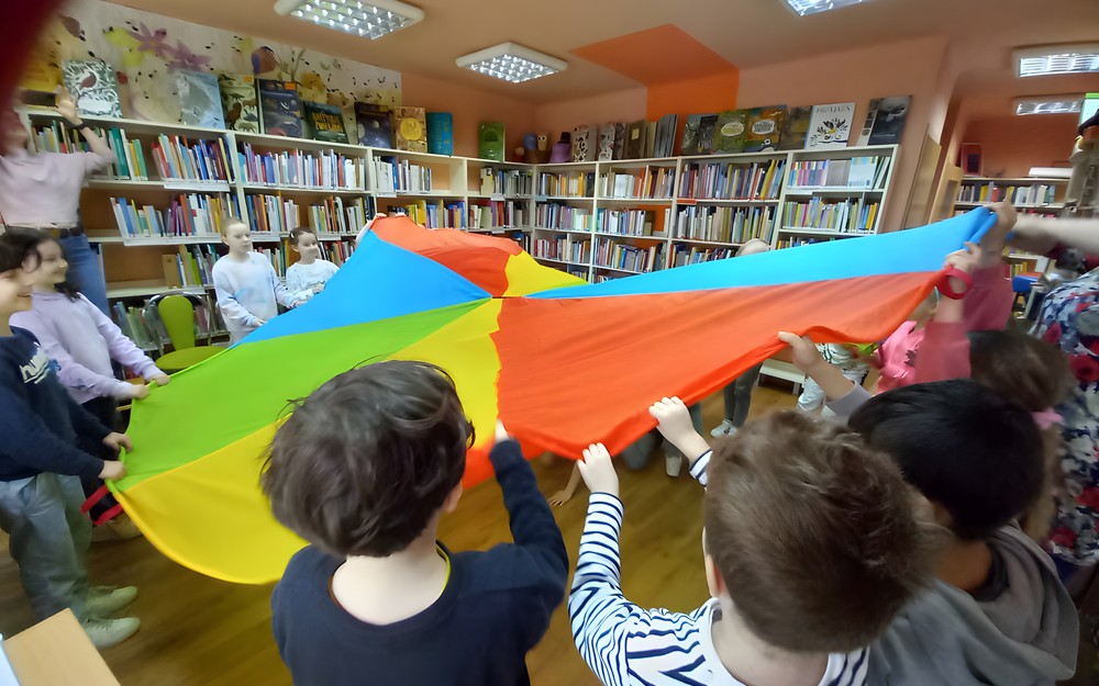 Zabawy z chustą animacyjną