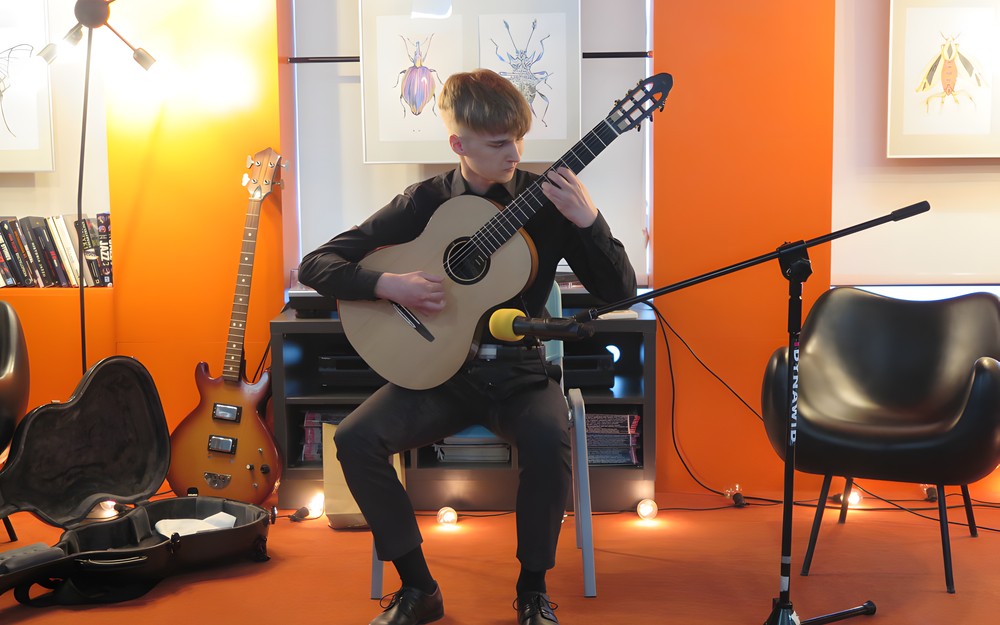 Jakub Stańczyk podczas gry na gitarze.
