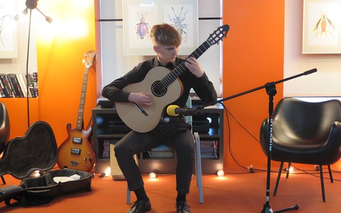 Jakub Stańczyk podczas gry na gitarze.