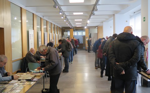 Kolekcjonerzy i uczestnicy Giełdy Kolekcjonerskiej w Galerii Region.