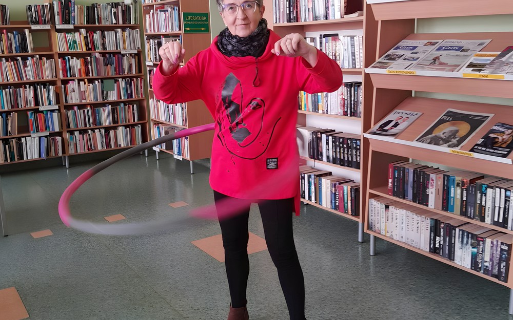 na zdjęciu Wanda kręci hula-hop