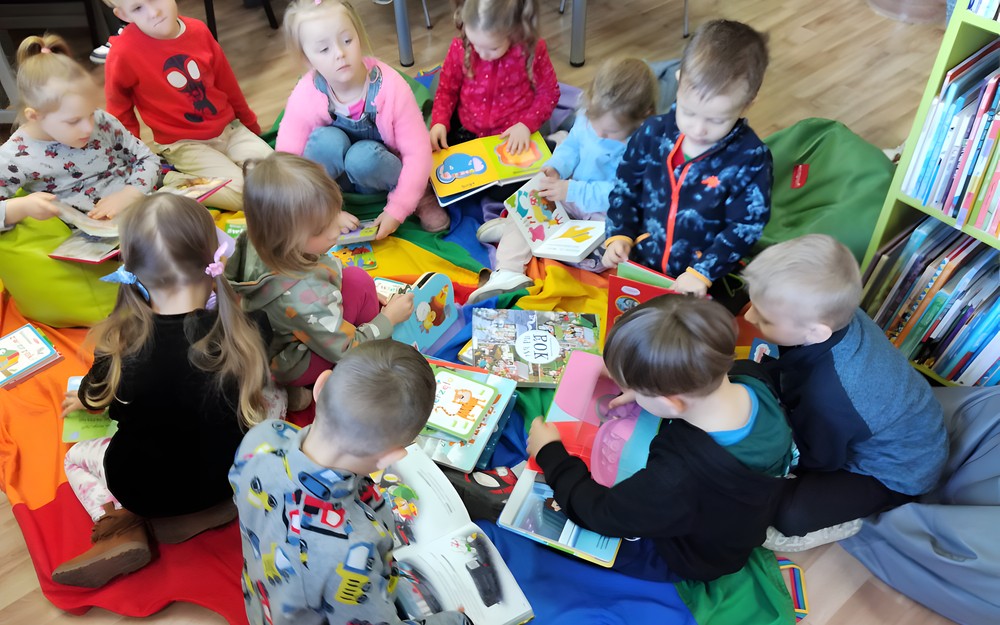 Przedszkolaki oglądają książki
