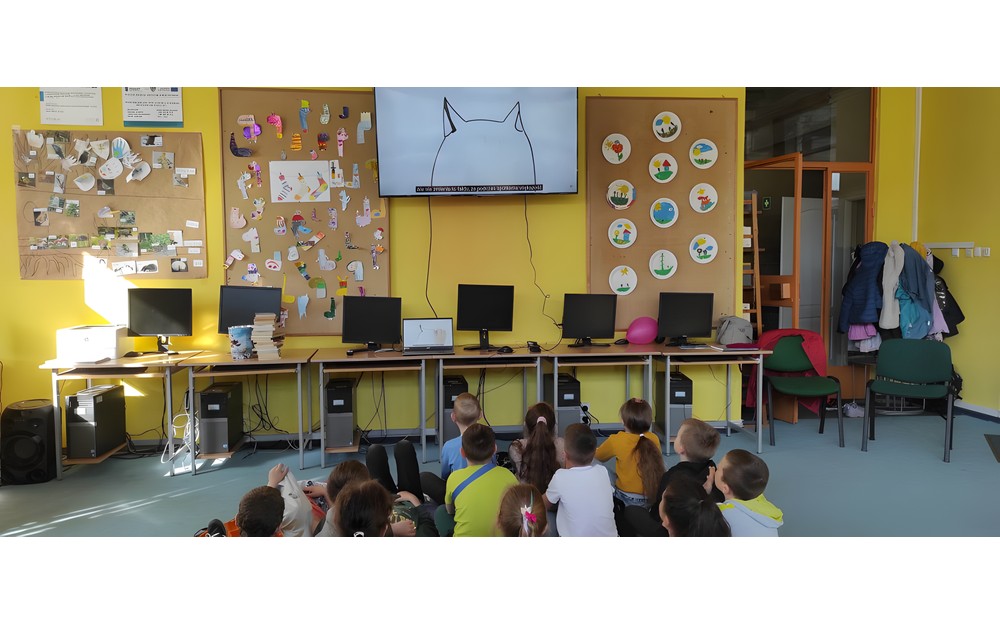 dzieci oglądają film pt. Dlaczego psy i koty się nie lubią