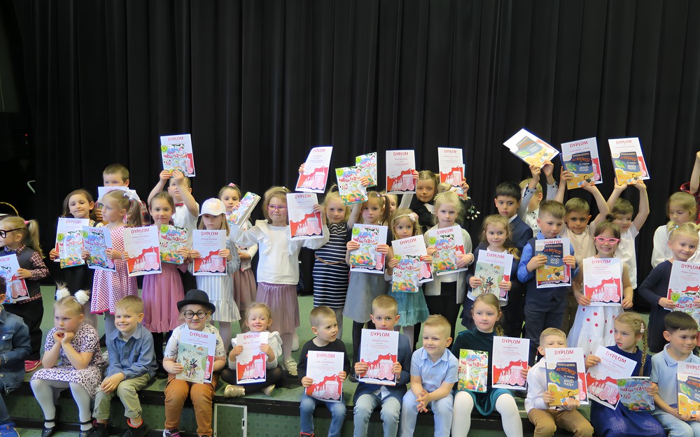 Uczestnicy finału powiatowego przeglądu recytatorskiego dla przedszkolaków "Julian Tuwim wierszem"